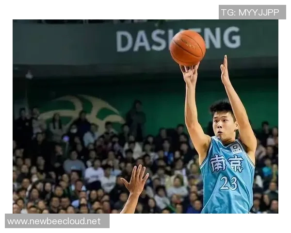 本场第一次助攻！林葳精彩击地妙传助攻队友双手扣篮